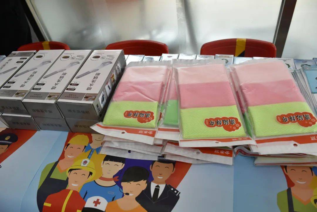 怀柔区疾控中心开展"关注公共卫生服务 共享健康工作环境"主题宣传