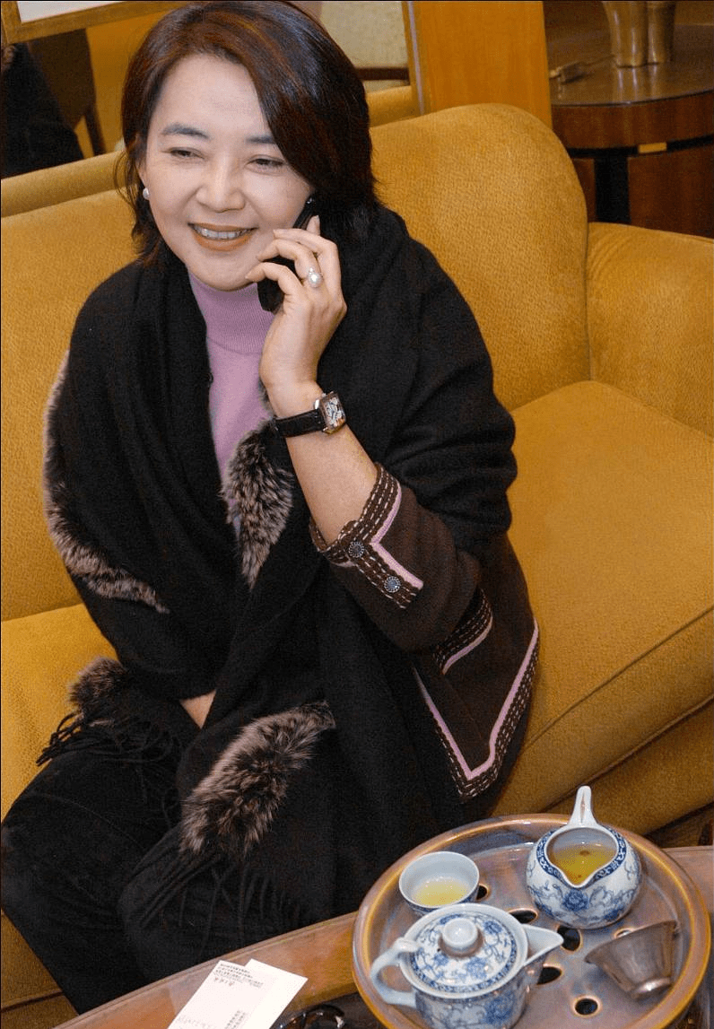 60的胡慧中是富家千金老了的样子吧举手投足都是优雅真大气