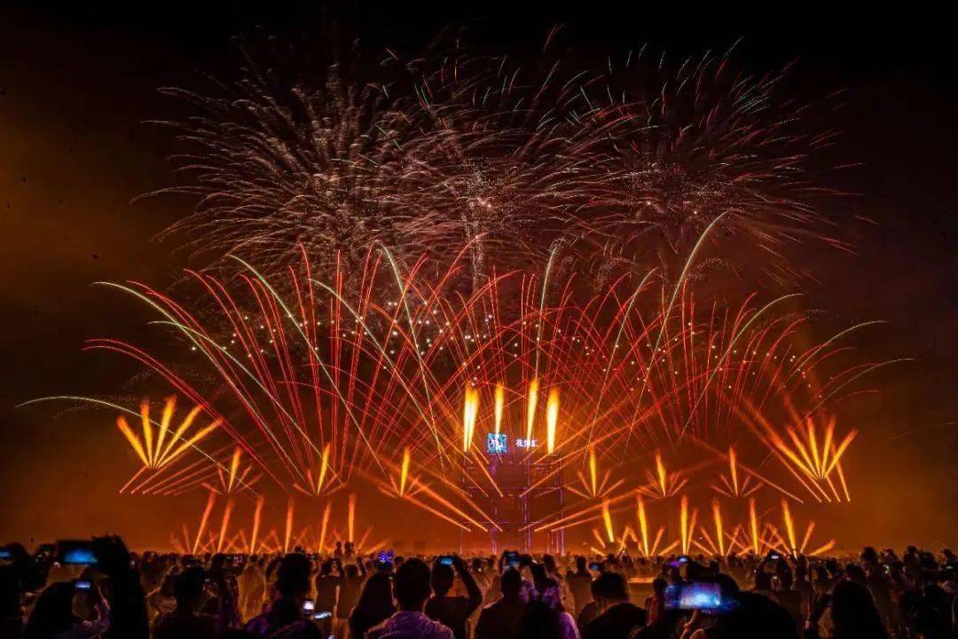 野村谷国际烟花节全球巡演,凤娃古寨烟花夜影秀等,呈现活力四射的武汉