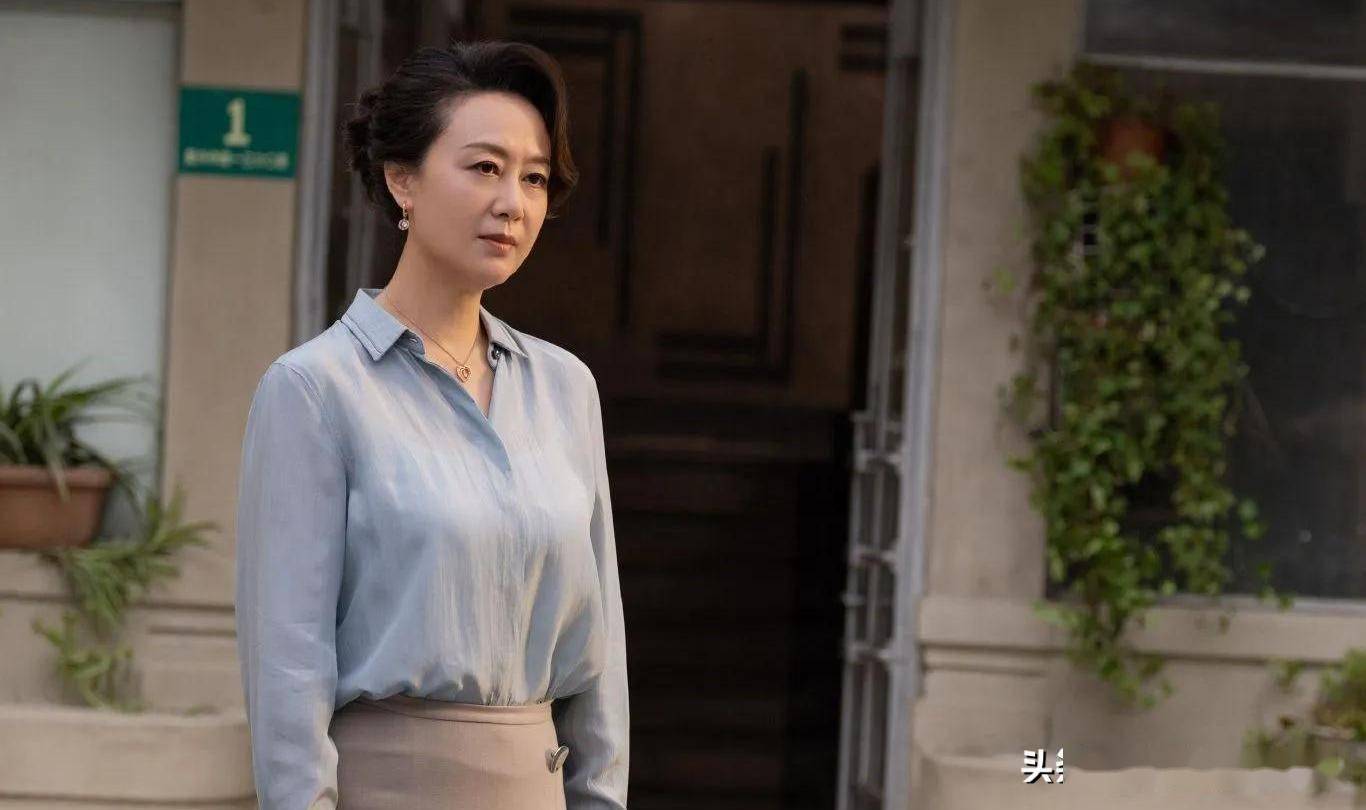 从这点来看,原著里蔡菊英的晚年生活反倒更洒脱自在,她现在所享受的