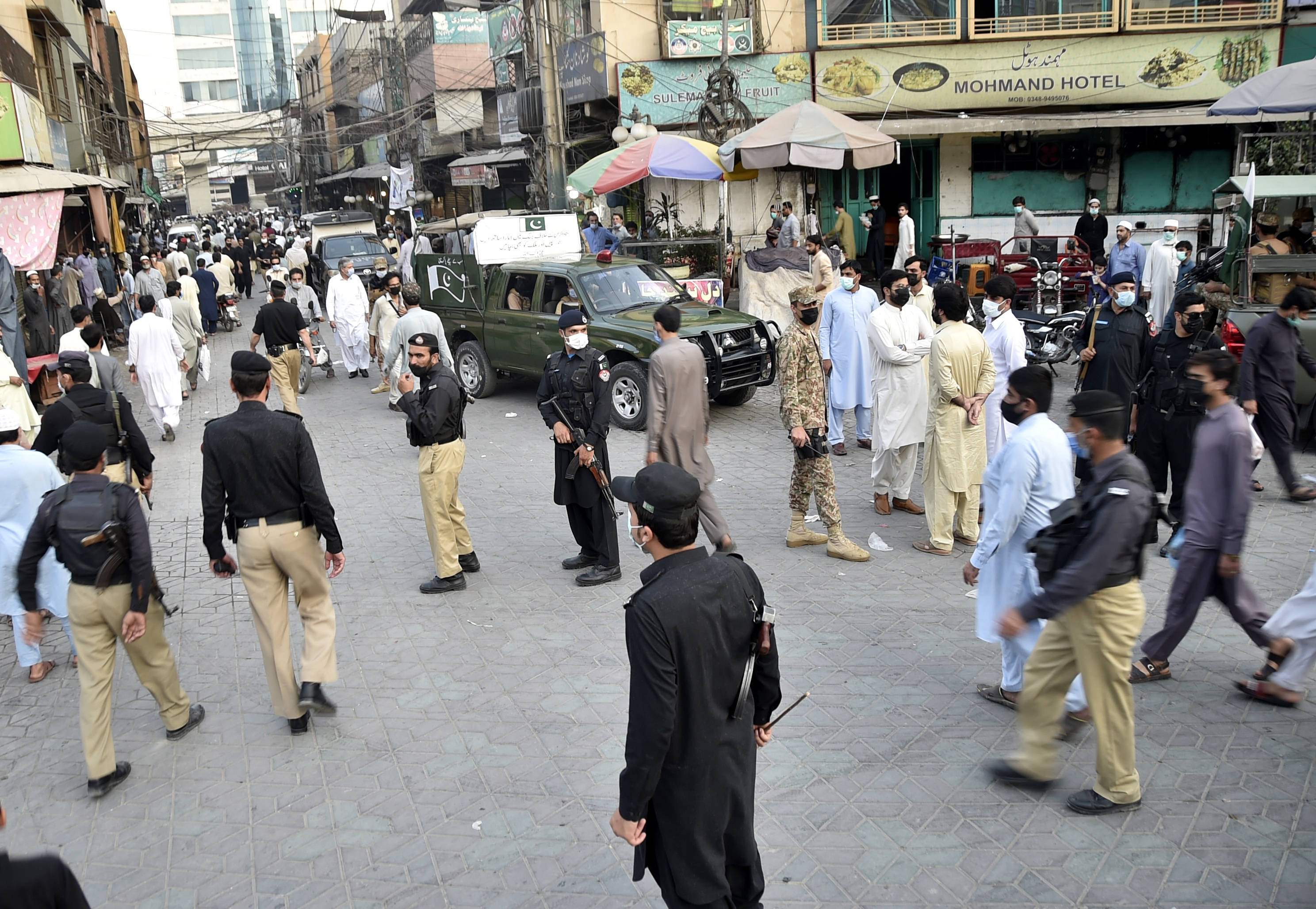 4月28日,一名巴基斯坦军人在白沙瓦街头巡逻执勤.