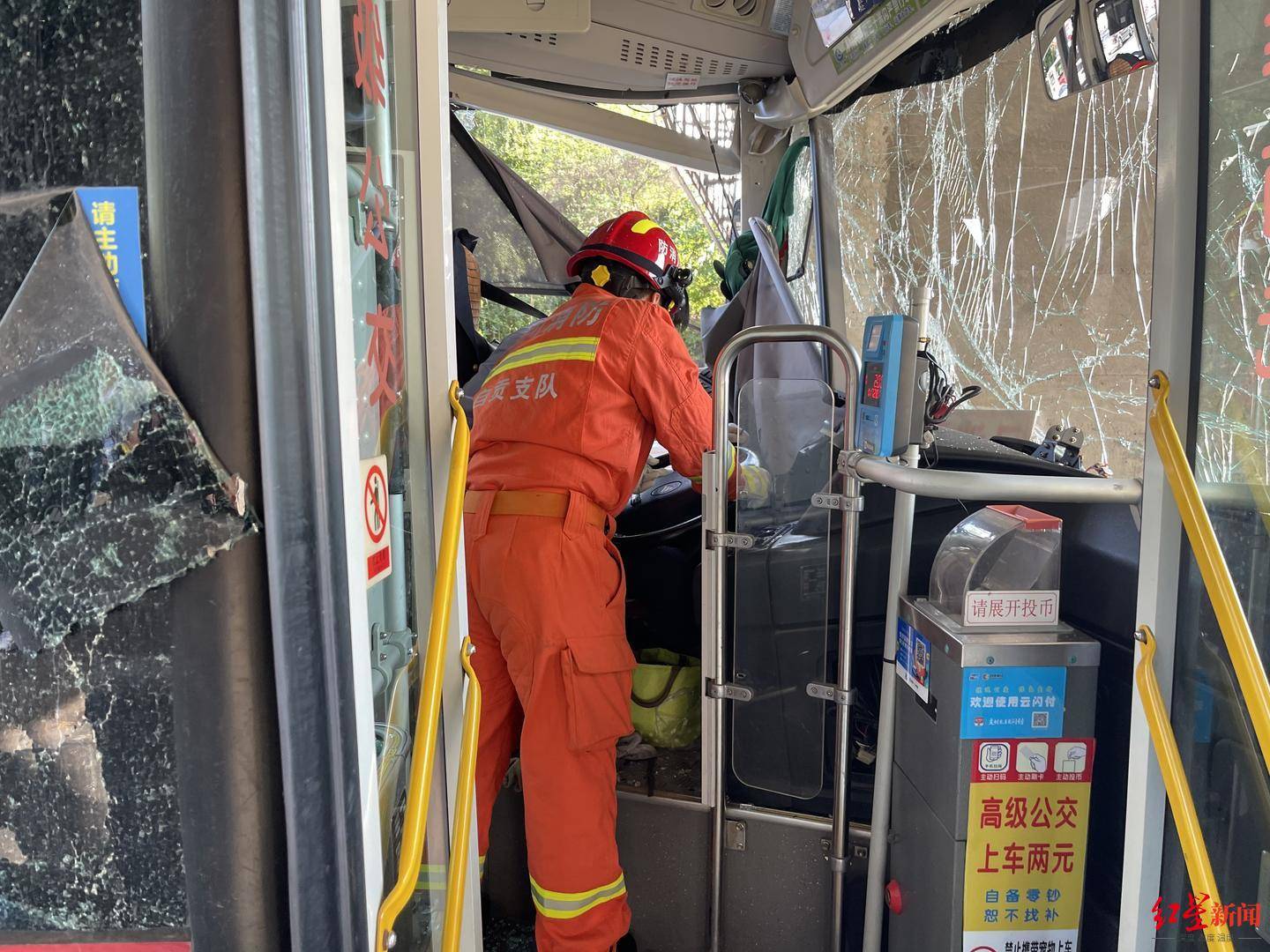 四川自贡一公交车撞上桥墩 致一名乘客轻微伤_事故