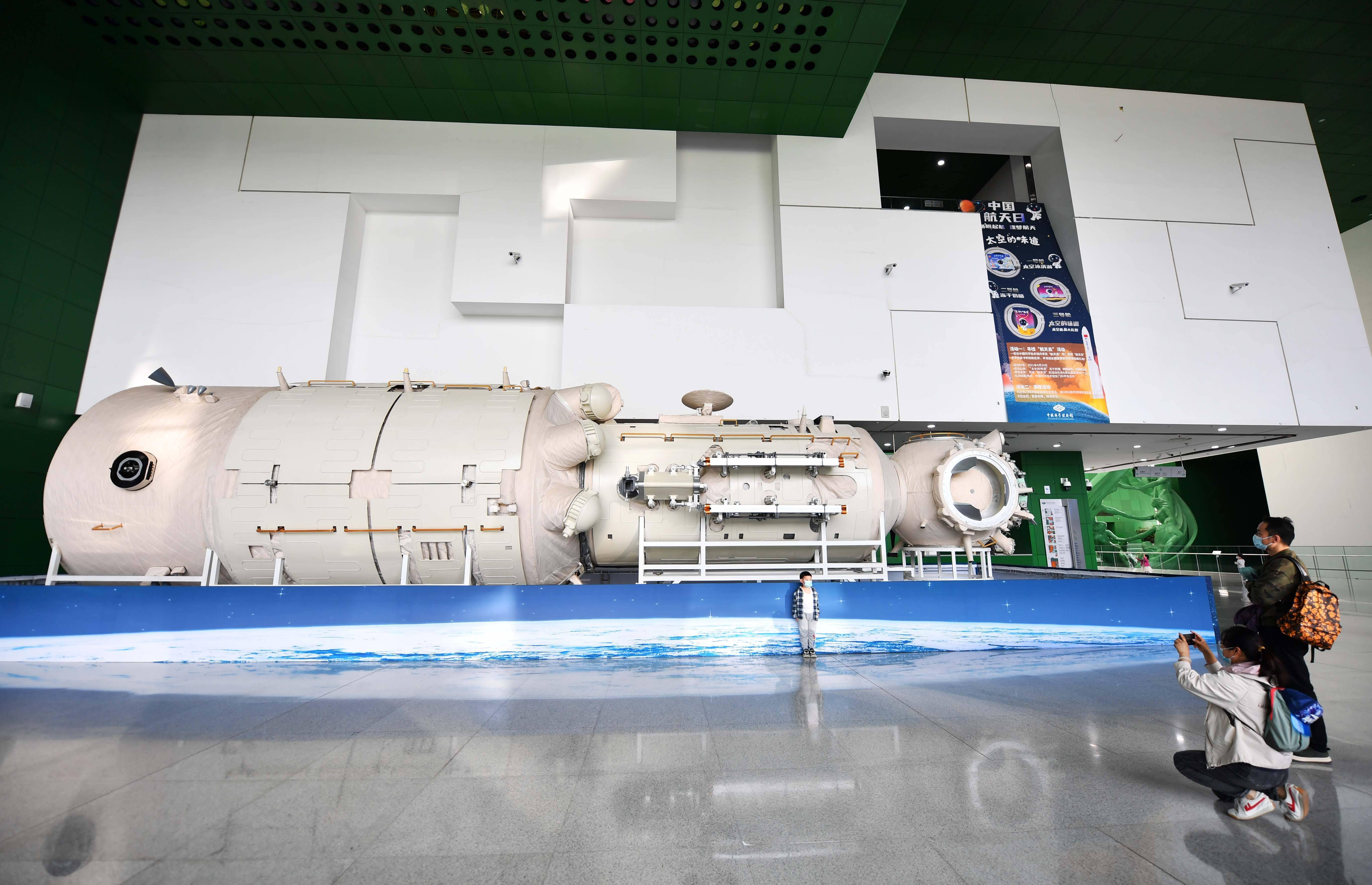 4月28日,天和核心舱1:1实物验证件在中国科技馆展出