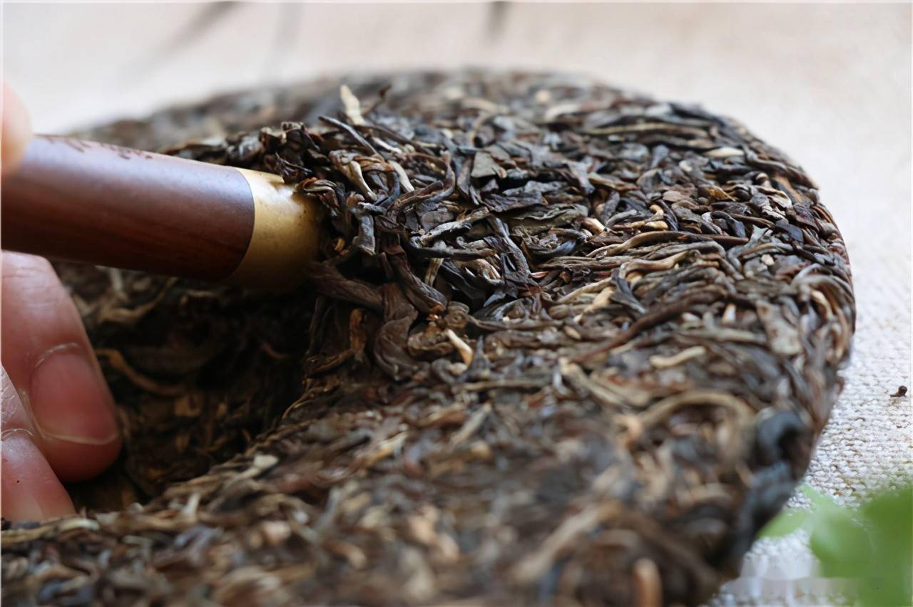 普洱茶外形的时候经常会碰到一些茶友用油亮来描述一款好茶的色泽