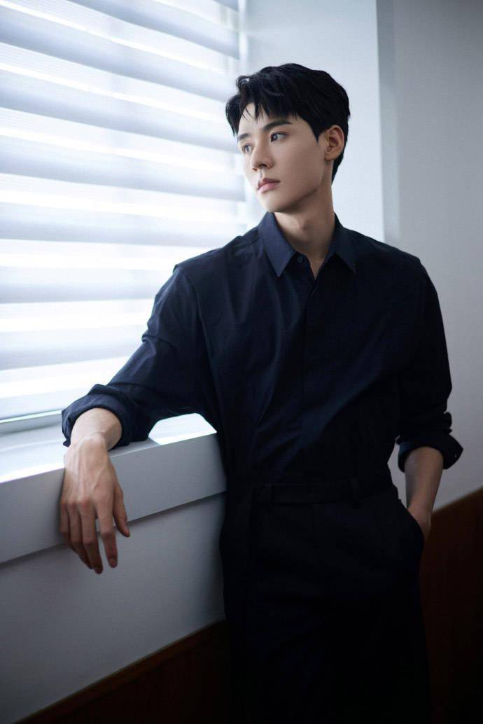 龚俊all black亮相上海ysl品牌活动 黑衬衫俊俊子再度刷新美貌上限