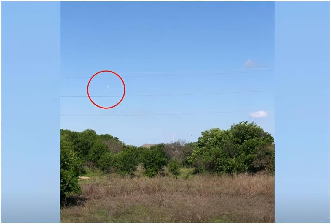 不明飞行物在美国空中盘旋内部漂浮着金属环飞行方式让人迷惑