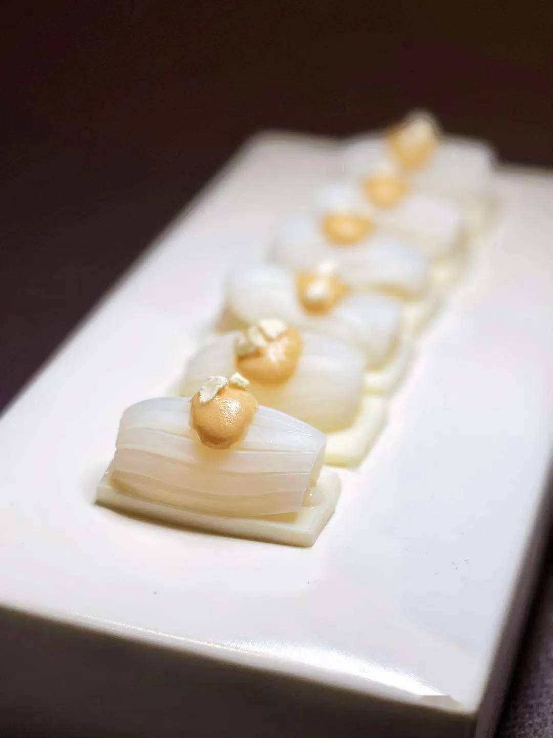 柚子花枝卷手撕鸡拌白芦笋黑醋鱼籽蟹肉冻四角豆素鹅蒜香草原毛肚.