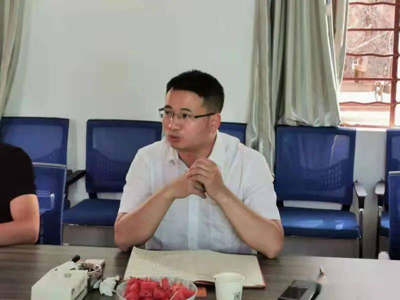 结合扶贫工作队员龚文斌同志对栗子园村脱贫攻坚工作现状的介绍,大家