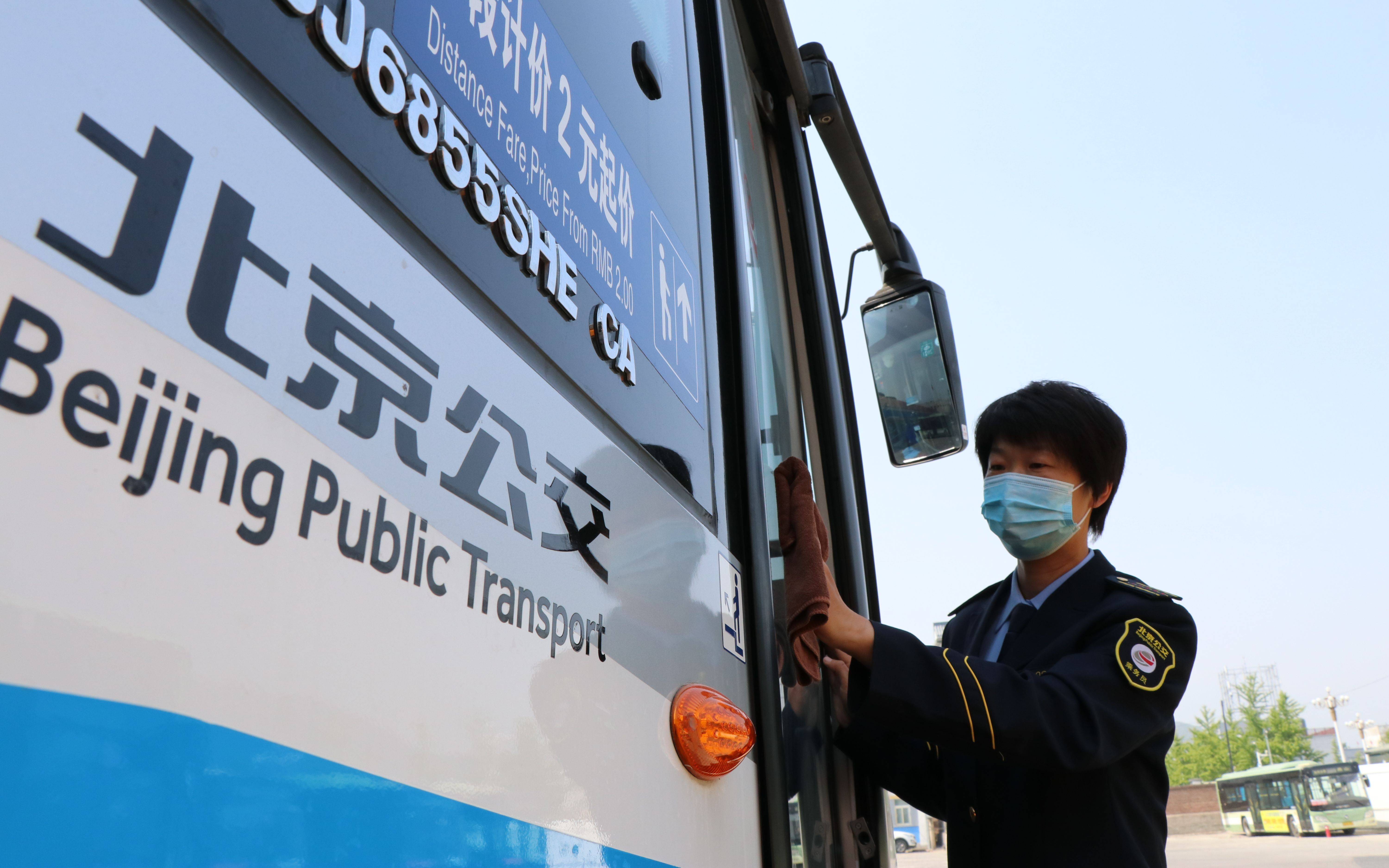 山区公交线乘务员李红超五一守岗沿线角落都有她的脚印