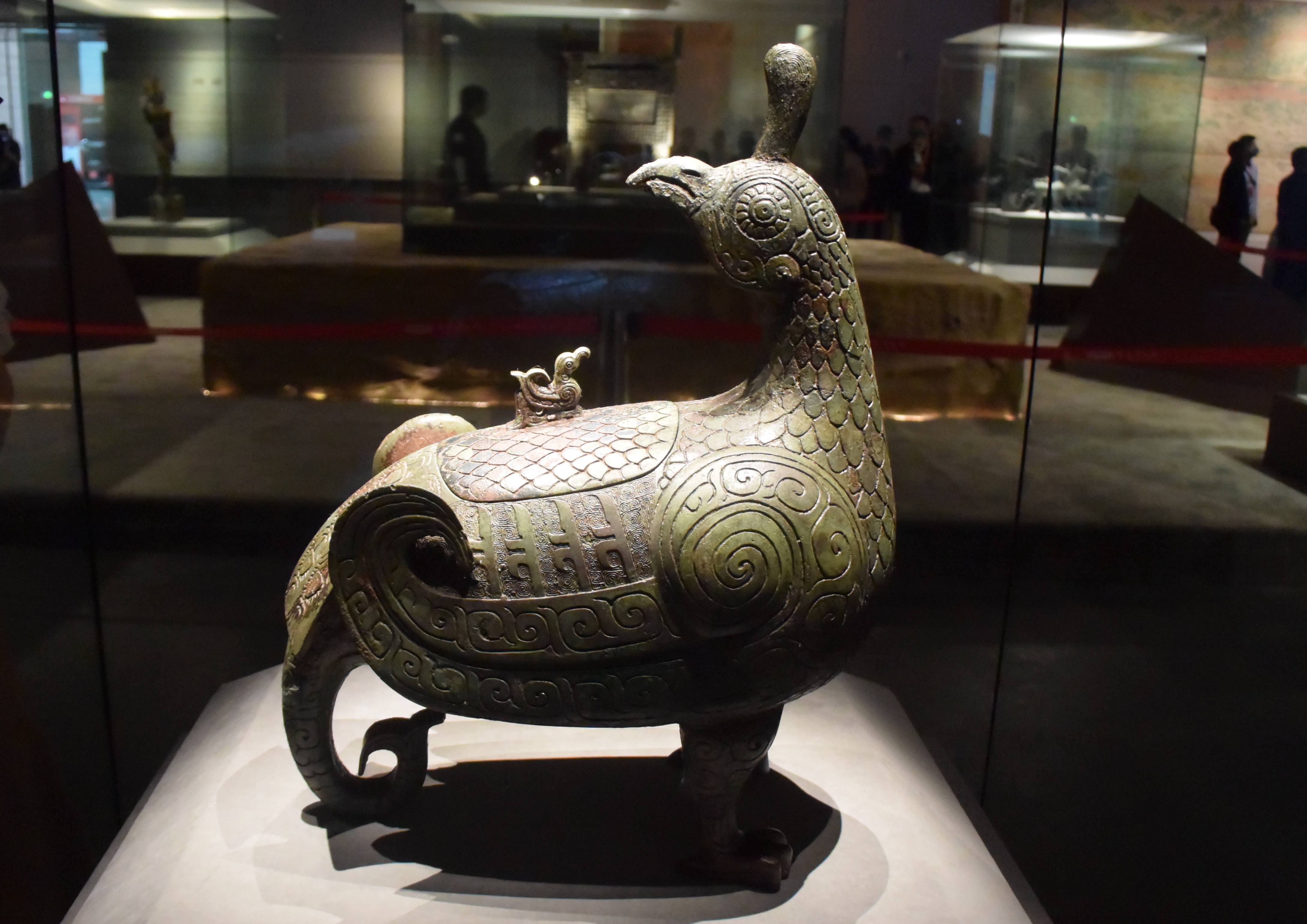 博物馆新馆"黄河珍宝——沿黄九省(区)文物精品展"中展出的"晋侯鸟尊"