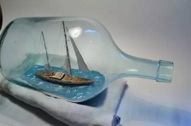 美貌和手艺并存美国艺术家heather创作的瓶中船作品
