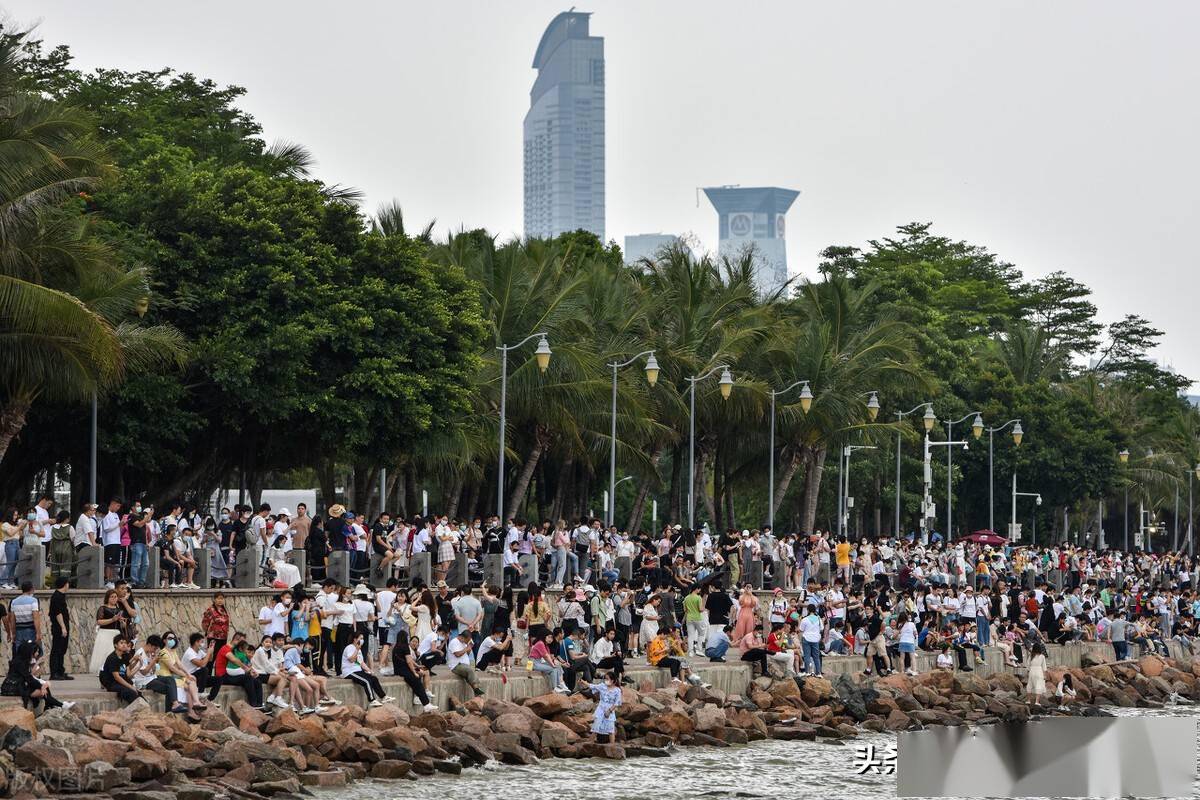 五一黄金周第二日深圳湾公园人山人海进出地铁站排长队
