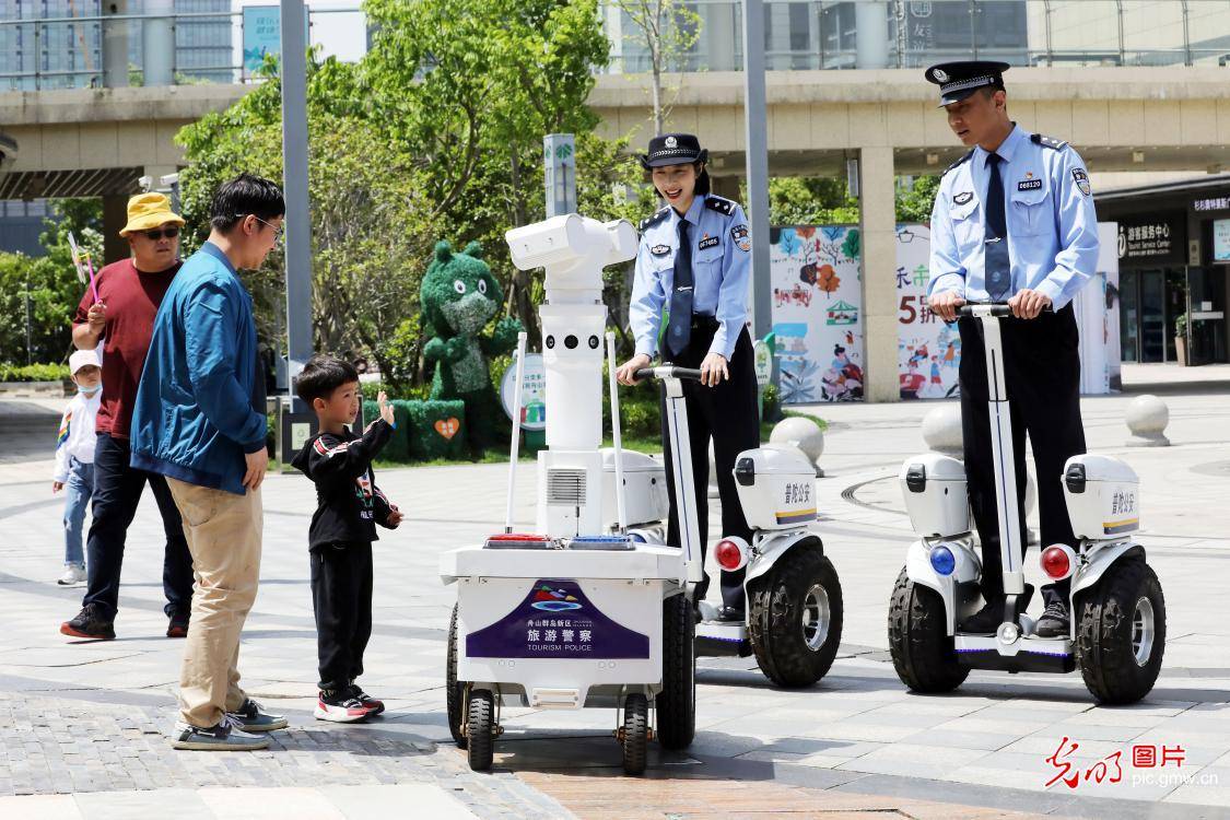 邹训永|5G警用机器人上岗护航五一节日安保