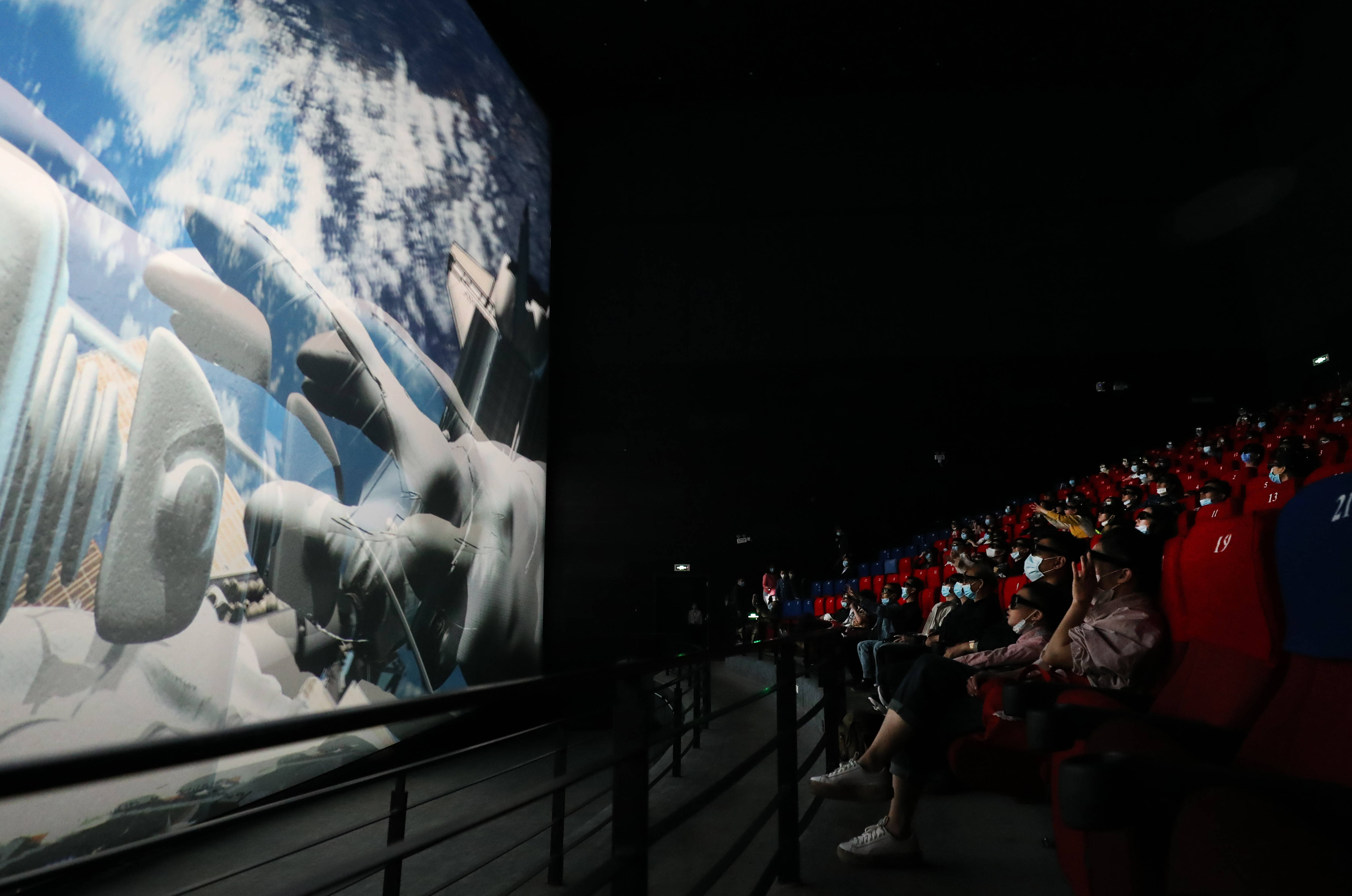 5月2日,游客在上海科技馆影院内观看立体巨幕电影《国际空间站.