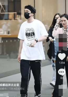 王思聪与堂妹逛街被拍,全身大牌颜值似路人