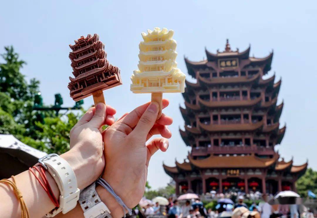 今年5月1日,游客手拿黄鹤楼网红雪糕在黄鹤楼前留影.