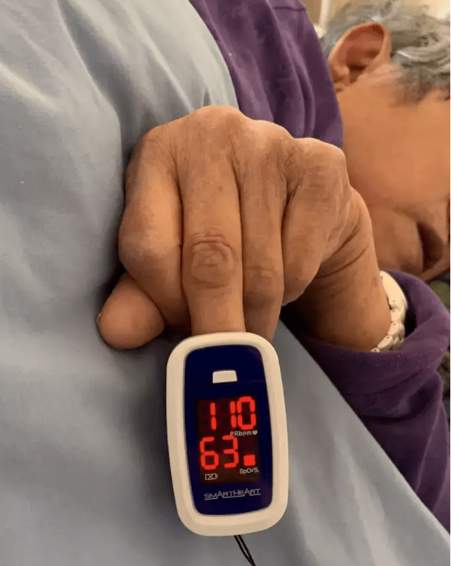 母亲的 血氧饱和度只剩63%了!