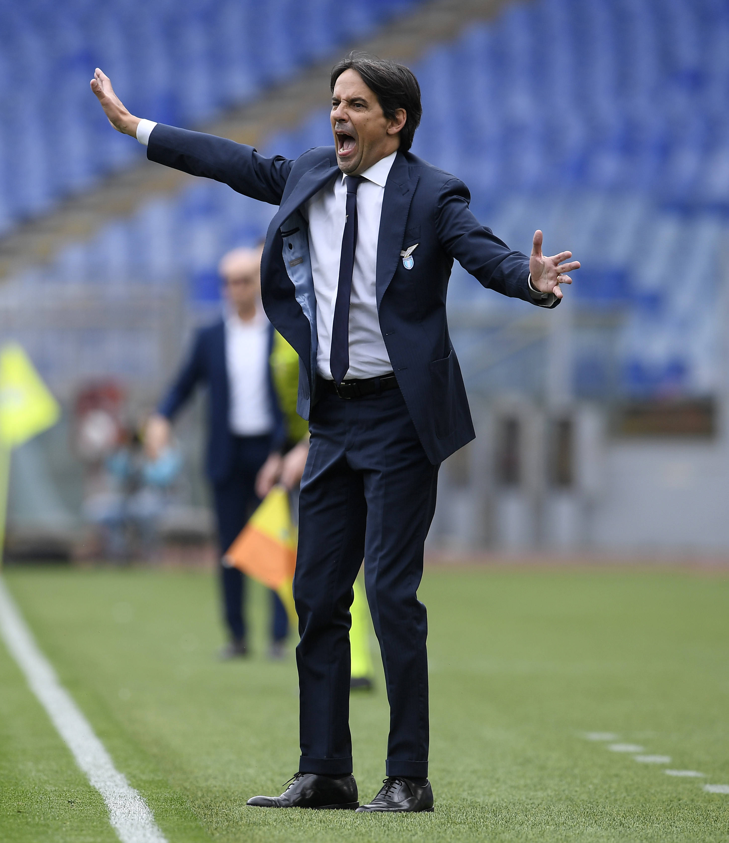 5月2日,拉齐奥队主教练因扎吉在场边指导.