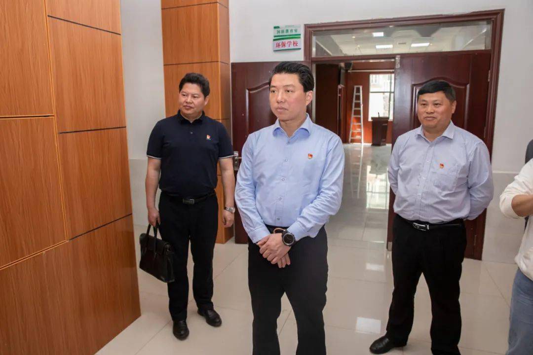 廖良辉到花垣镇边城镇麻栗场镇调研