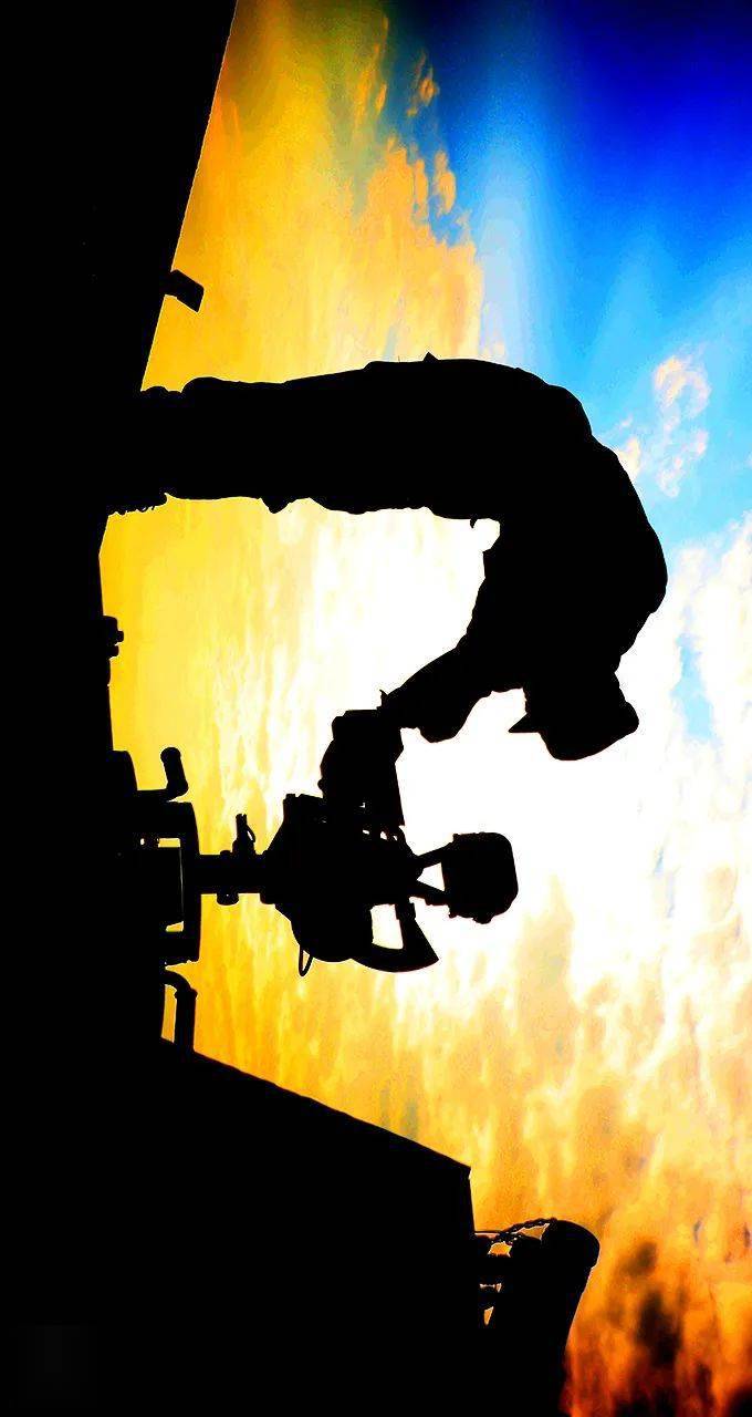 强军映像剪影大片逆光中的修理师