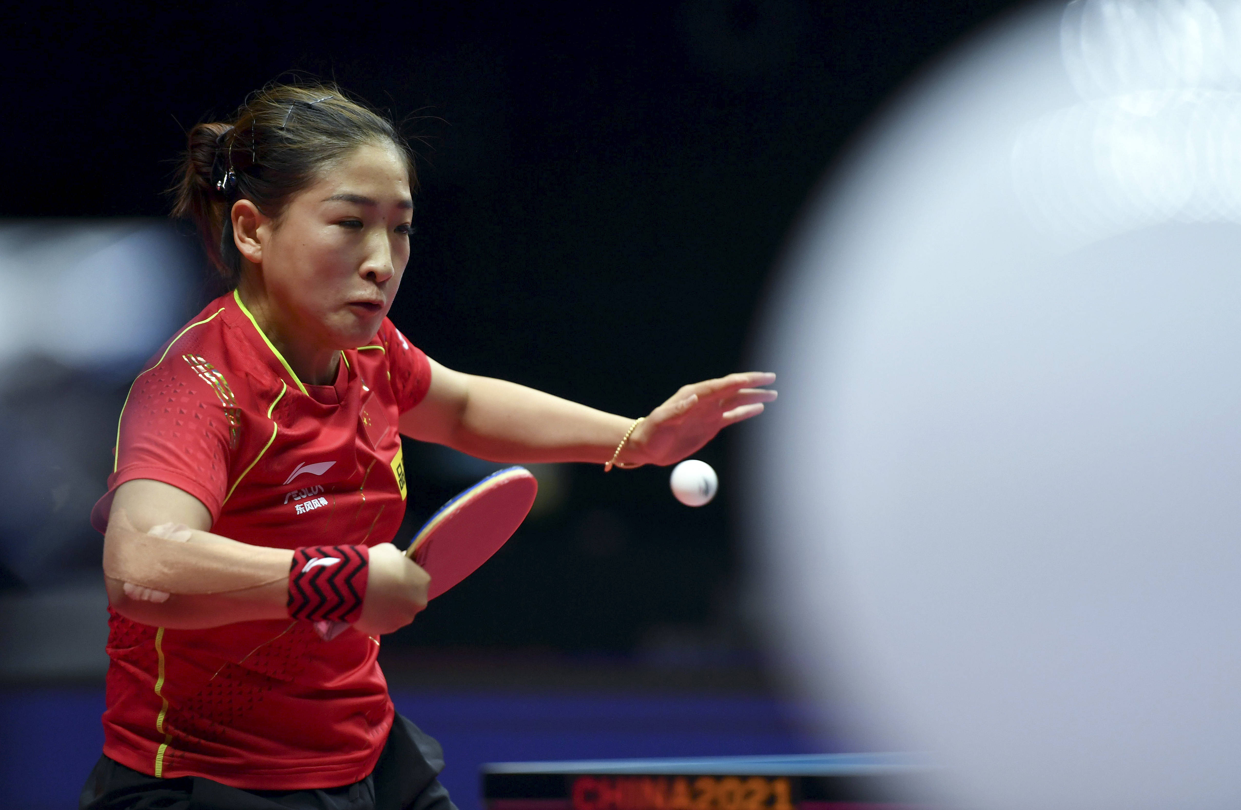 5月5日,刘诗雯(右)在比赛中准备接发球.