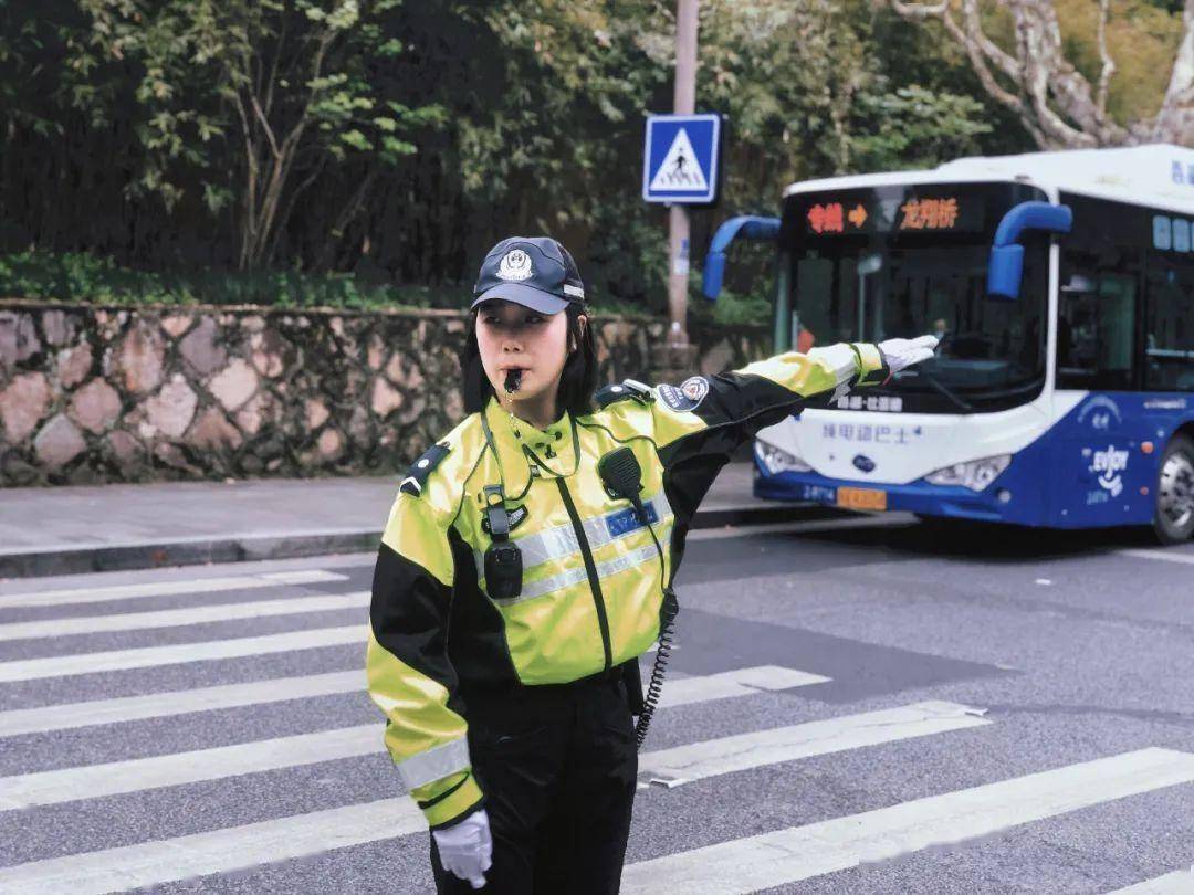 西湖铁骑飞燕女生最大的困扰就是在执勤时遇到生理期