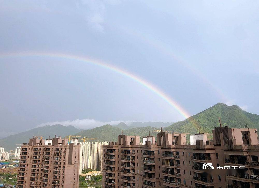 广东暴雨后现彩虹刷爆市民朋友圈