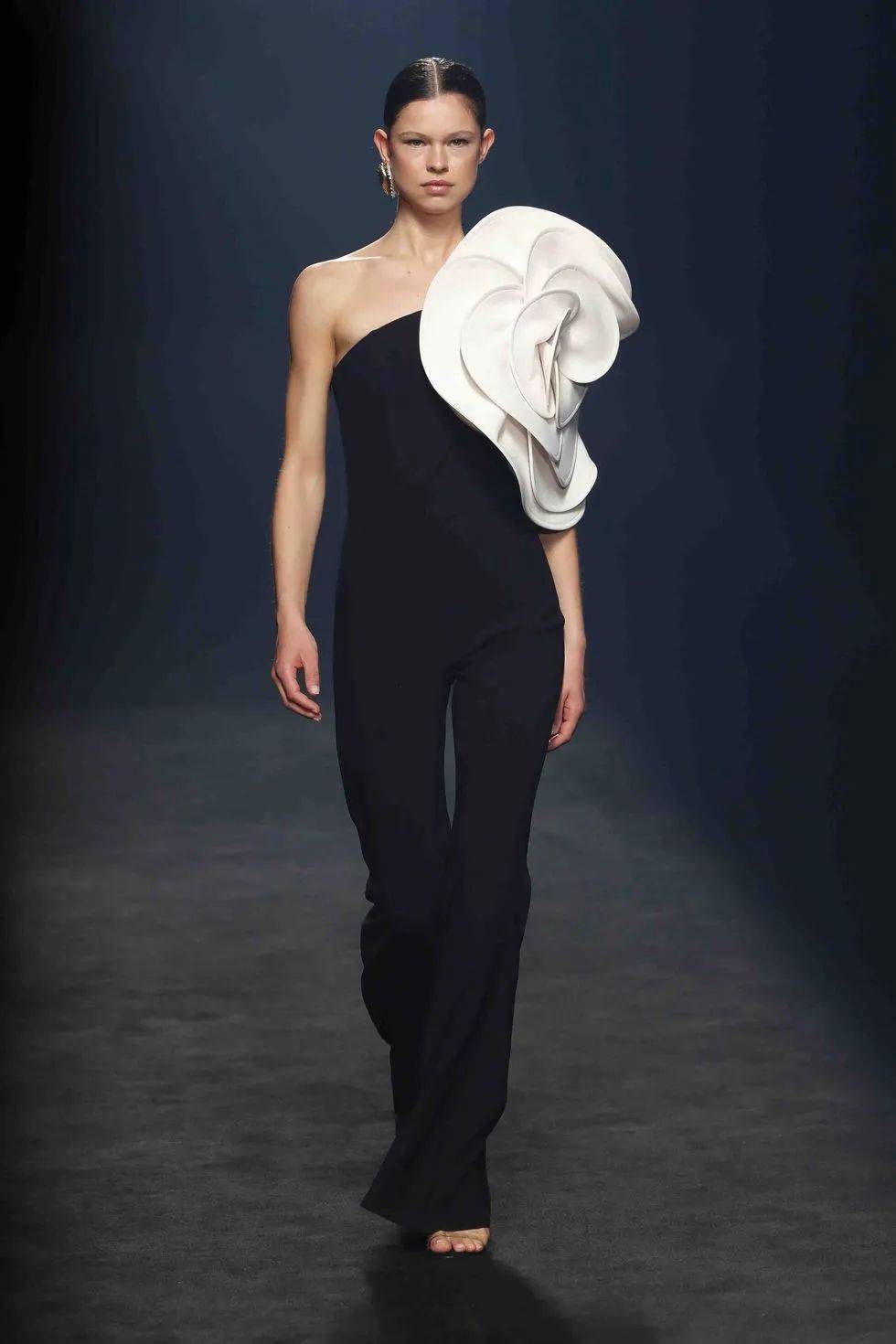 立体元素服装更有律动感和轻盈感