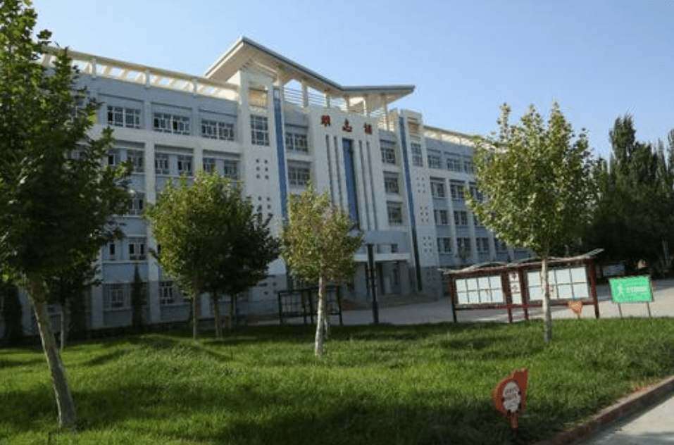 库尔勒市第二中学以润育人开展义务教育均衡工作