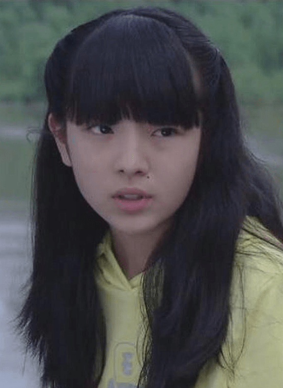 雨婷儿从小练习艺术体操,6岁的时候有剧组到他们学校挑选小演员,她
