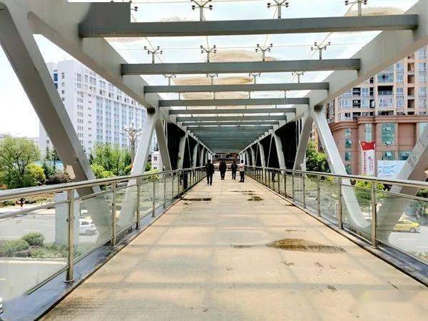 走人行天桥: 行人的安全线 城市的风景线