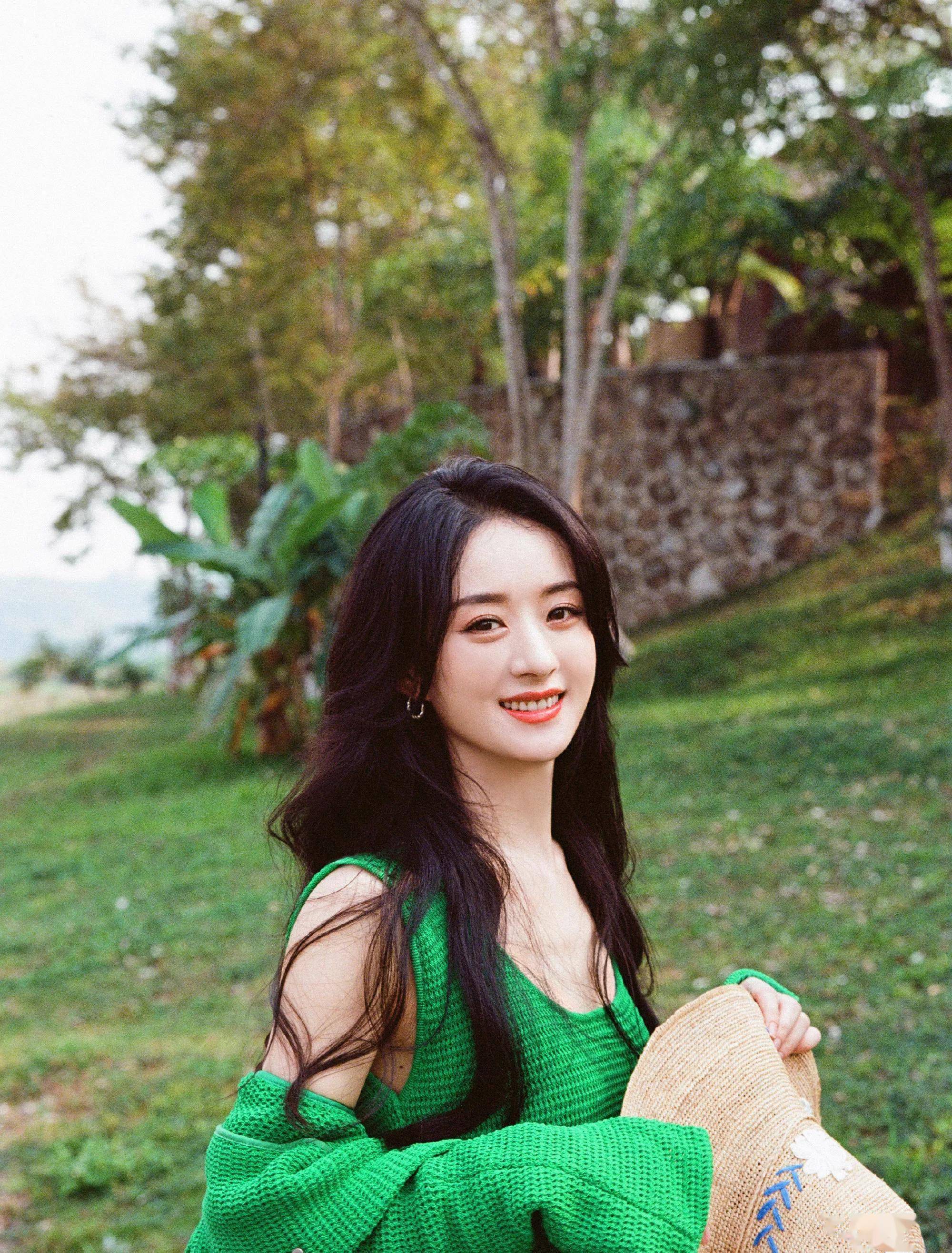 赵丽颖森林风写真:清新甜美,活力满满