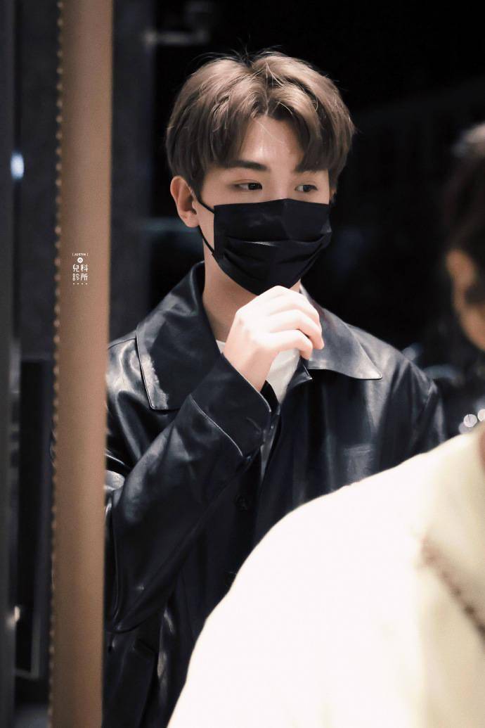 黄明昊昨日《极限挑战》上下班饭拍 跟着小贾的脚步缓缓迈入夏天