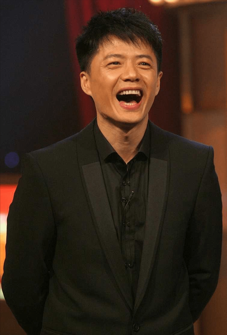 段奕宏长发留胡子有点邋遢风黑白搭配挺绅士男人味很强