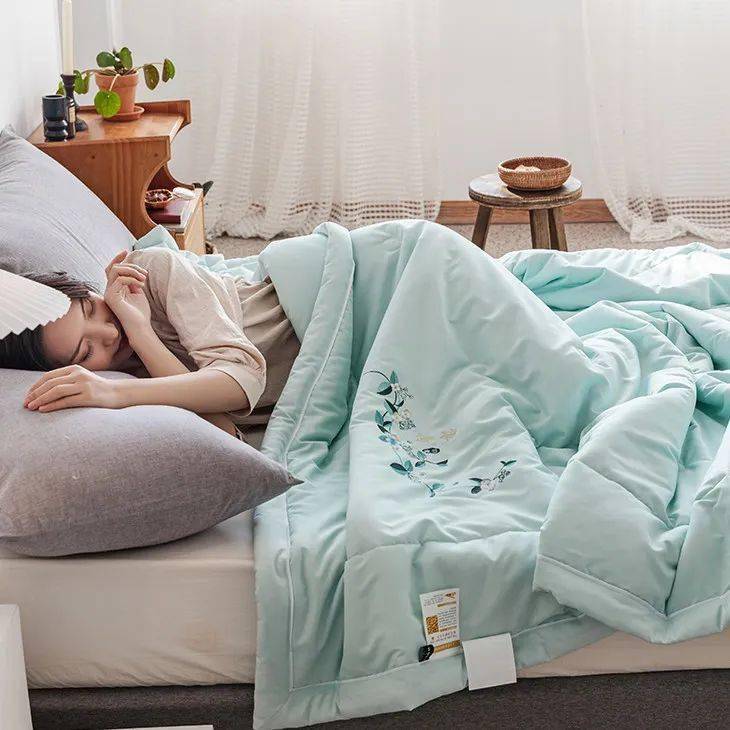 夏天很多人都喜欢这样睡难怪睡不好