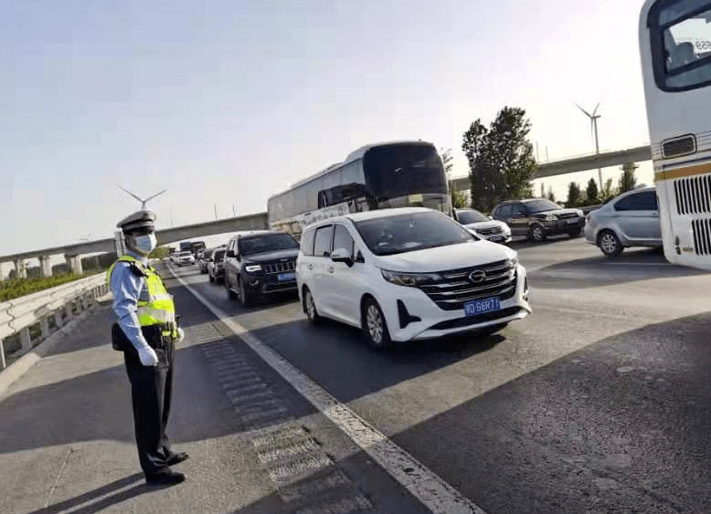 五一假期河南高速交警科学保畅守护14556万辆车平安出行