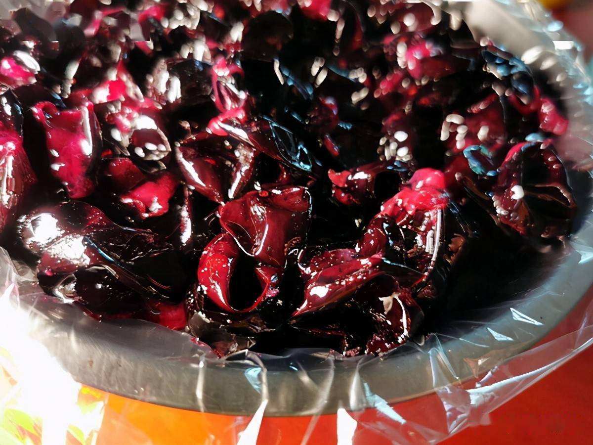 将做餐包的材料放进面包机内胆中,可以加入50克的嘉宝果果酱.