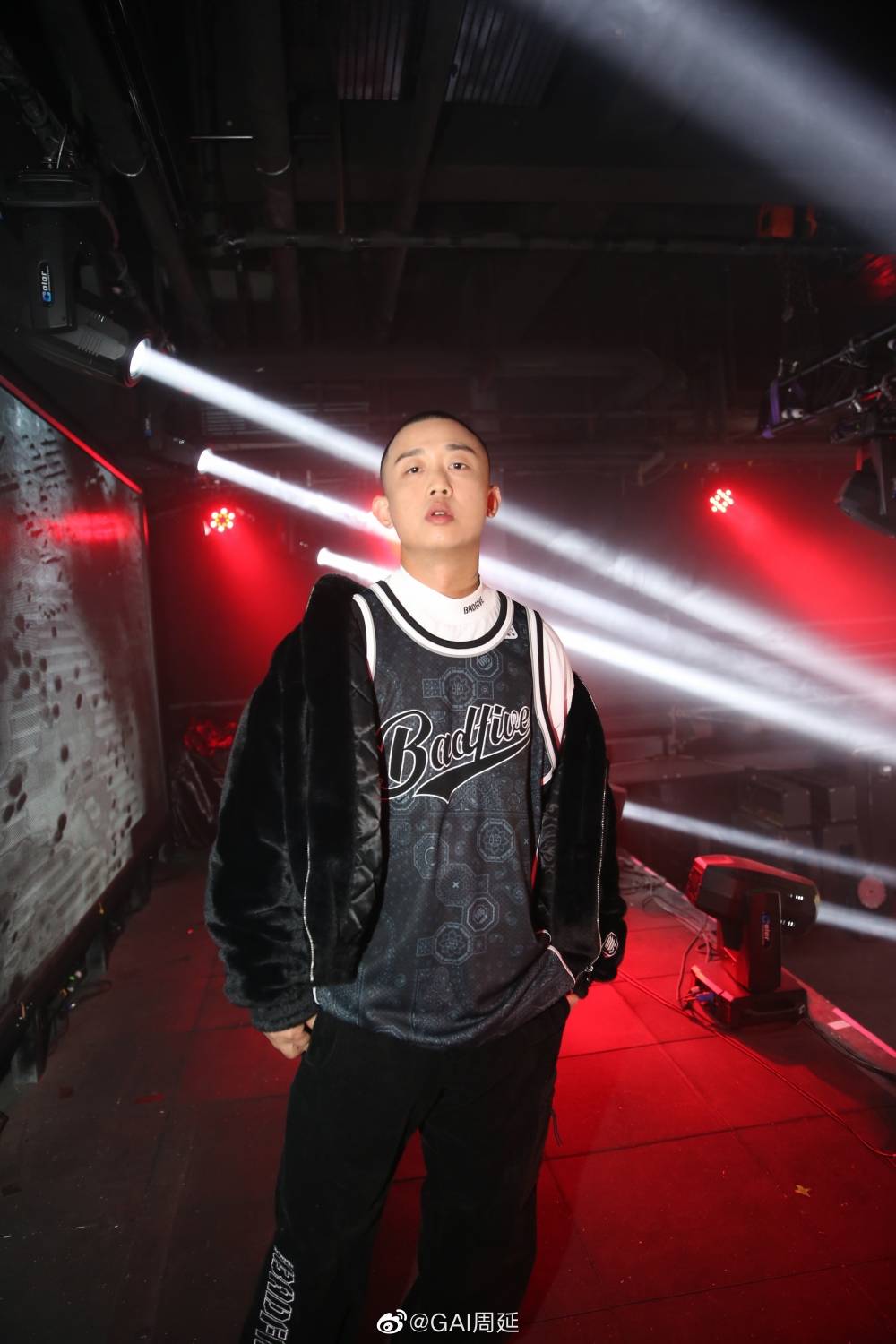 说唱歌手周延人设崩塌经纪公司严重不实粉丝他和妻子到底何时在一起的