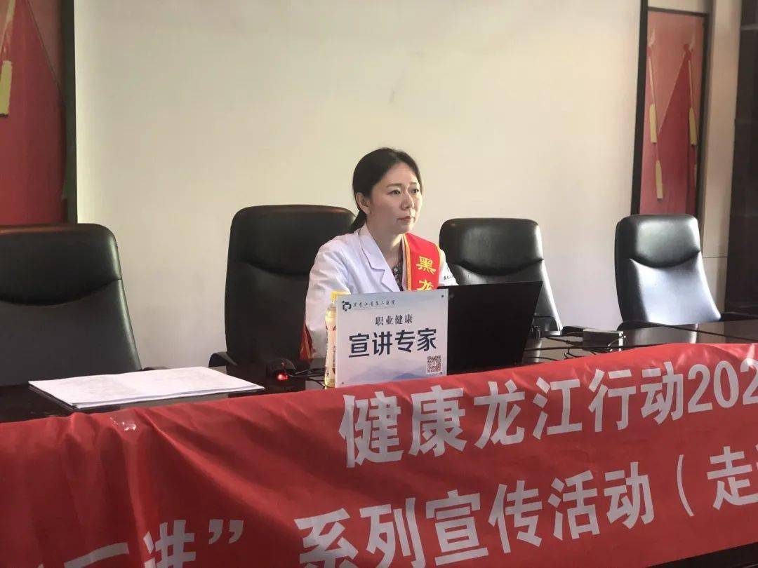 活动现场,采取讲座,悬挂横幅,展示宣传展架,开展义诊,健康咨询,现场