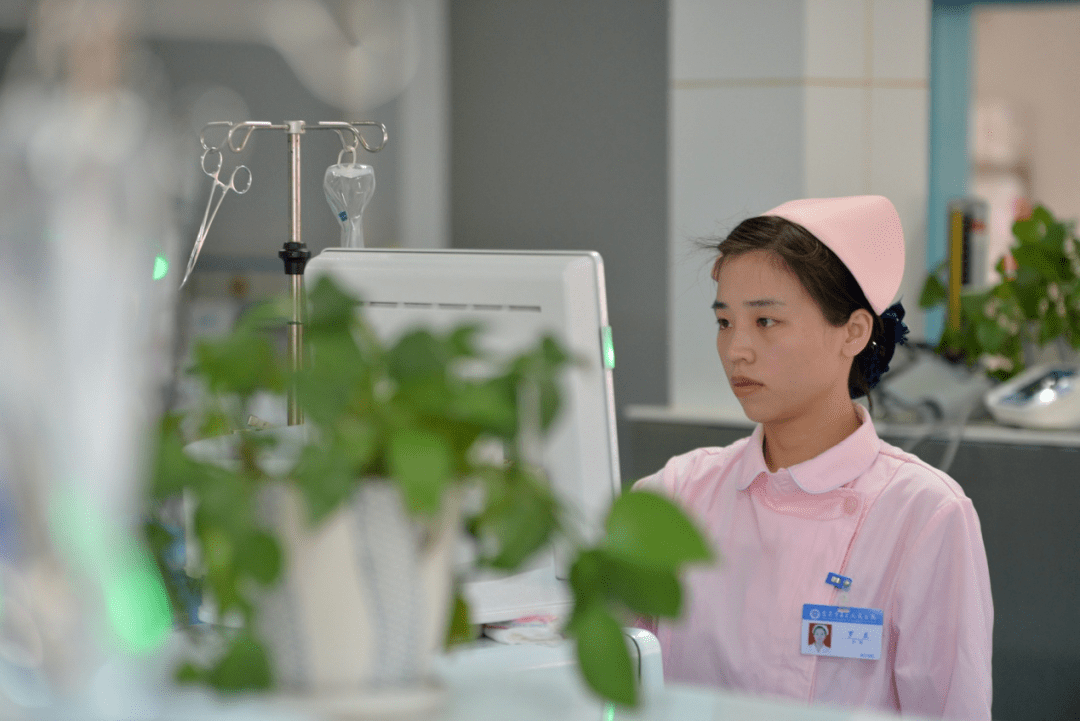 天使心向党图片展播第2期一个护士的十年