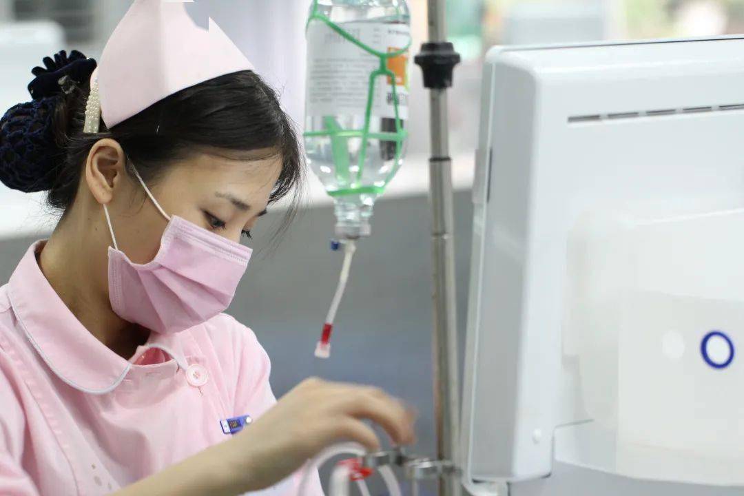 天使心向党图片展播第2期一个护士的十年