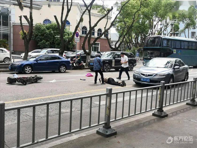 背后呯的一声车祸就在身边宁波一电驴被撞翻老人躺地上一动不动幸好