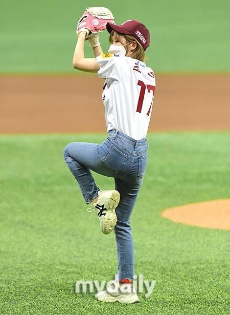 「md photo」 韩国歌手朴草娥担任棒球比赛开球嘉宾