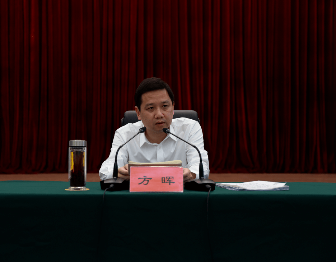 徐建兵,胡成剑,潘云夫,叶伟琼等市四套班子领导参加会议.