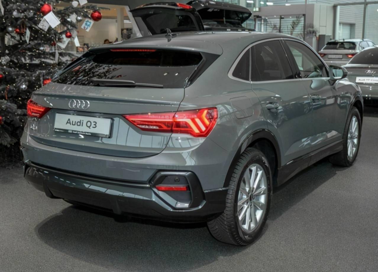 运动版奥迪q3进店溜背外观大屏内饰预售26万比宝马x1帅气