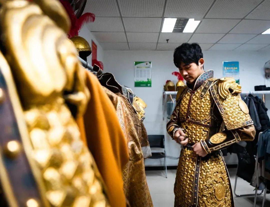 普通兵甲也有25斤告诉小薇,自己穿的将军甲达40斤重西安城墙景区金甲