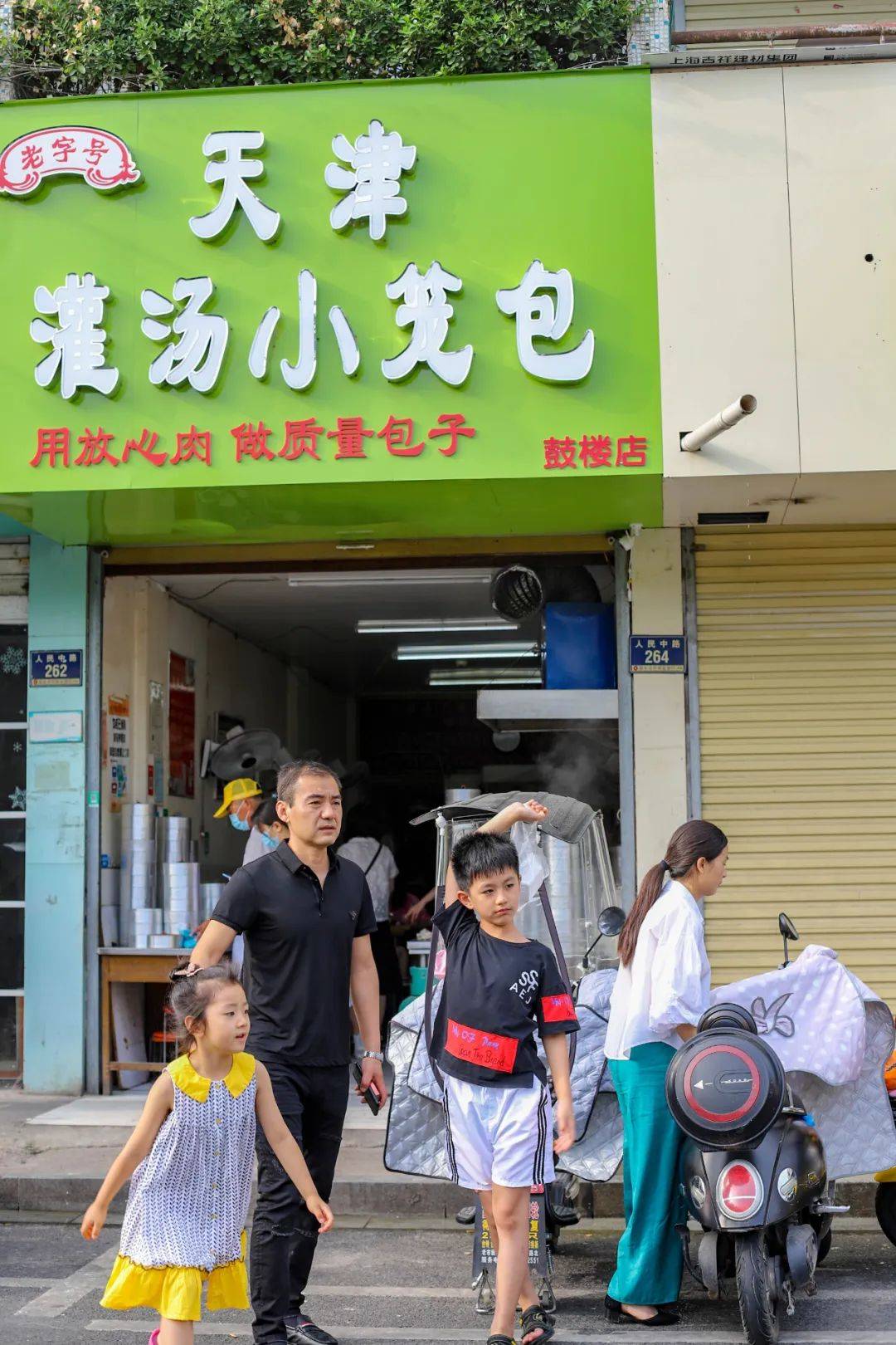 阜阳隐藏超深的数十年宝藏早餐店有人端着锅来盛甚至端着碗站在路边也