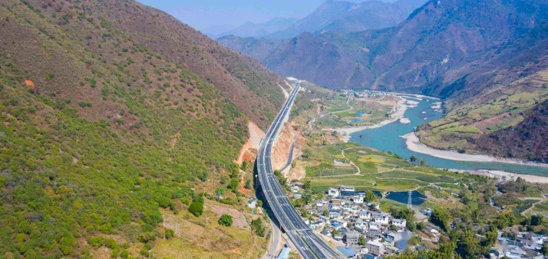 保泸高速公路是通向国家重点扶贫区怒江州的第一条高速公路,彻底结束