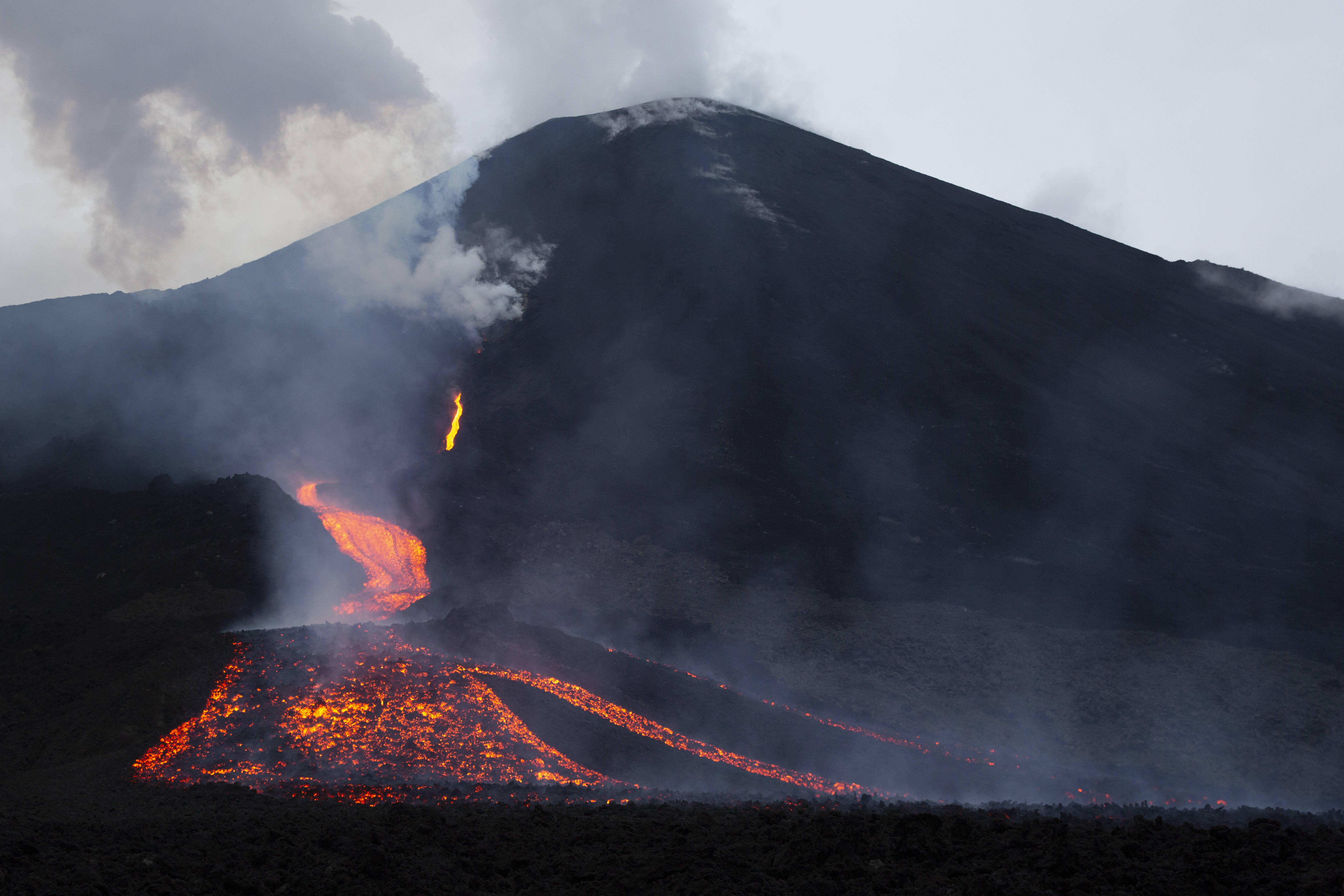 危地马拉帕卡亚火山持续喷发