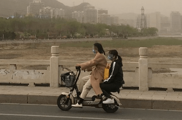 骑自行车戴护膝吗 6c69548aa1fc43ec8added80473d2632.png